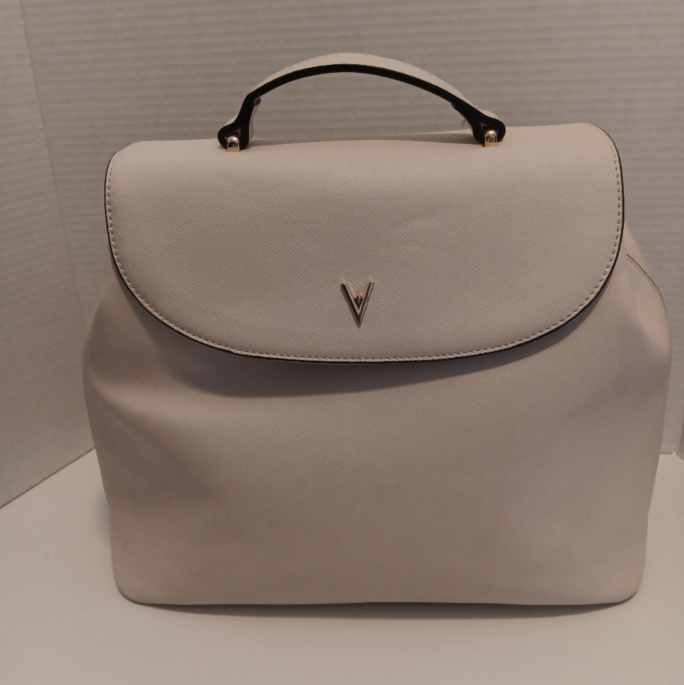 Guc!!! Vanessa Williams lg off white back pack has some flaws as shown in photos